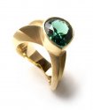 Bewegter Ring mit grünem Stein. Bewegter Ring mit grünem Stein.